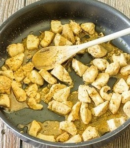 大きめの鍋にオリーブオイルをしき、鶏胸肉とケイジャンスパイスを 中火で5分程度炒めます。混ぜながら合間ににんにくも加えていきましょう。